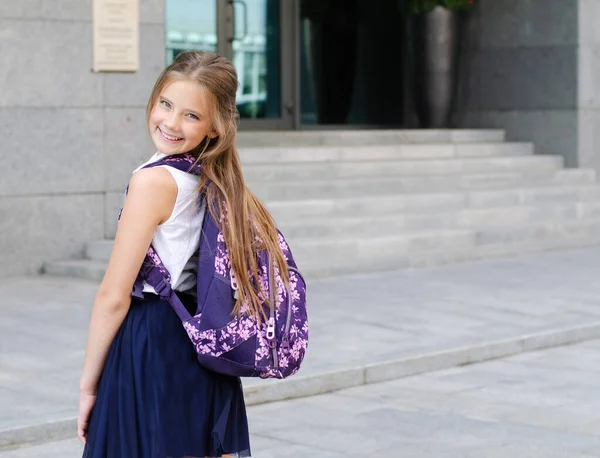 Okula Dönelim Eğitim Konsepti Okula Giderken Gülümseyen Tatlı Bir Kız — Stok fotoğraf