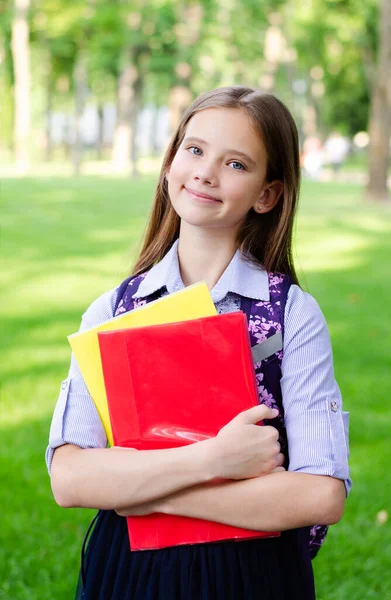 学校に戻る 教育の概念 かわいい笑顔の女子校生が本を屋外に持っています 幸せな女の子の子供は勉強する準備ができている — ストック写真