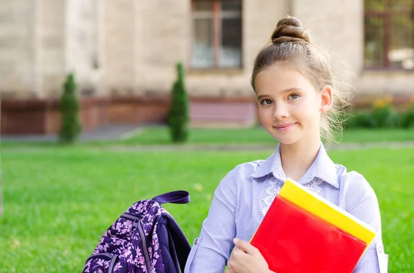 Vuelta Escuela Concepto Educativo Linda Colegiala Sonriente Camino Escuela Niña —  Fotos de Stock