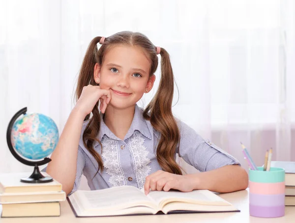 Onderwijs Schoolconcept Glimlachend Gelukkig Kind Met Bril Zit Aan Balie — Stockfoto