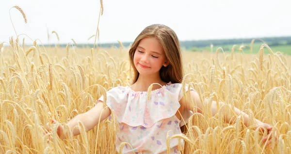 Portret Uśmiechniętej Dziewczynki Dziecko Polu Pszenicy Zewnątrz — Zdjęcie stockowe