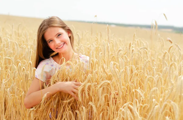 Dışarıdaki Buğday Tarlasında Gülümseyen Küçük Kız Çocuğunun Portresi — Stok fotoğraf