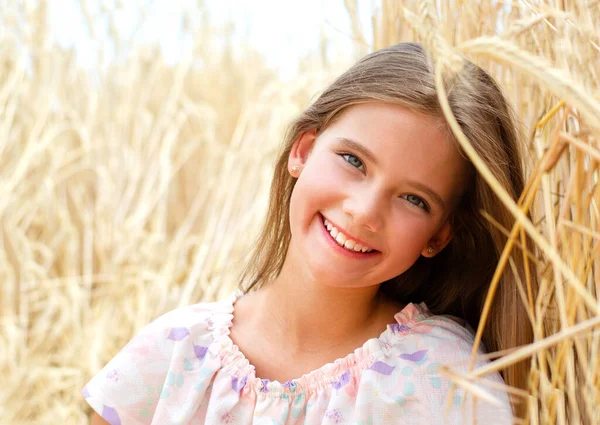 Портрет Усміхненої Милої Маленької Дівчинки Полі Пшениці Відкритому Повітрі — стокове фото