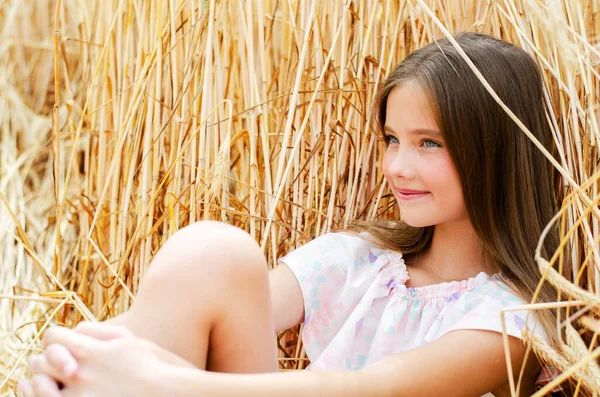 Portret Uśmiechniętej Dziewczynki Dziecko Siedzi Polu Pszenicy Zewnątrz — Zdjęcie stockowe