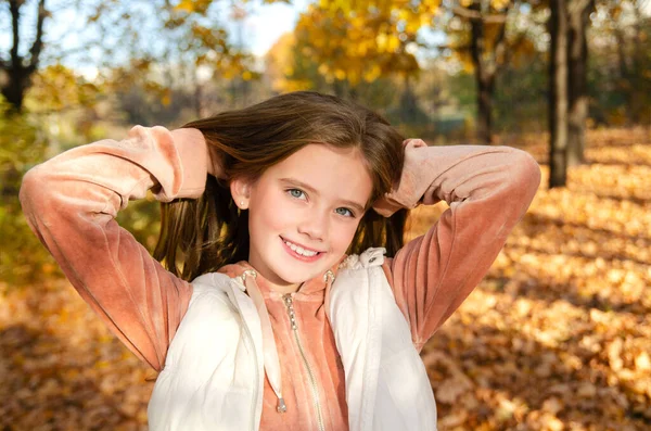 Podzimní Portrét Šťastně Usmívající Holčičky Listí Parku Venku — Stock fotografie