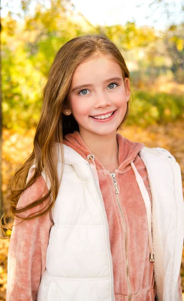Podzimní Portrét Šťastně Usmívající Holčičky Před Dospívající Listí Parku Venku — Stock fotografie