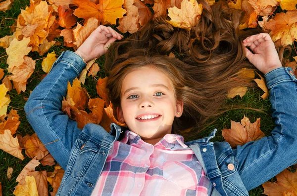 Autumn Portrait Happy Smiling Little Girl Child Lying Leaves Park — Stock Photo, Image