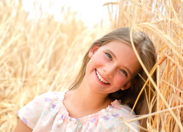 小麦の野外で笑顔かわいい女の子の子供の肖像画 — ストック写真