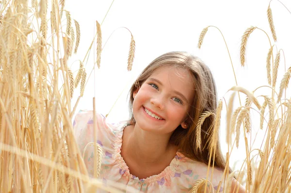 Dışarıdaki Buğday Tarlasında Gülümseyen Küçük Kız Çocuğunun Portresi — Stok fotoğraf