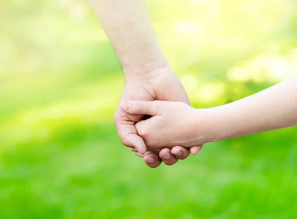 Kind Hält Vater Die Hand Freien Pflegevertrauen Und Helferkonzept — Stockfoto