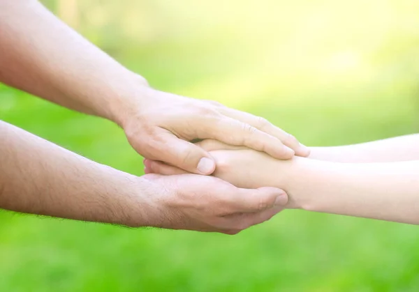 Vader Mannelijke Handen Die Buiten Kinderhanden Vasthouden Zorg Hulpconcept — Stockfoto