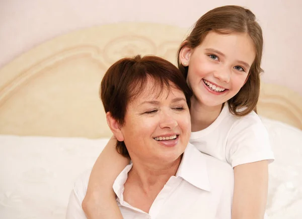 Ragazzina Carina Bambino Sua Nonna Stanno Trascorrendo Del Tempo Insieme — Foto Stock