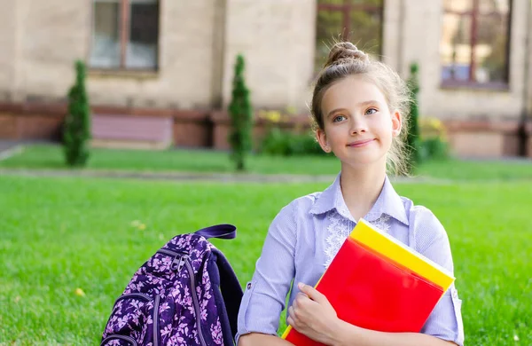 Vuelta Escuela Concepto Educativo Linda Colegiala Sonriente Sentada Una Hierba —  Fotos de Stock