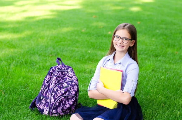 Vuelta Escuela Concepto Educativo Linda Colegiala Sonriente Gafas Sentadas Hierba —  Fotos de Stock