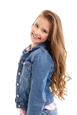 Beyaz bir arka planda tek başına duran sevimli, gülümseyen küçük kız çocuğunun portresi.