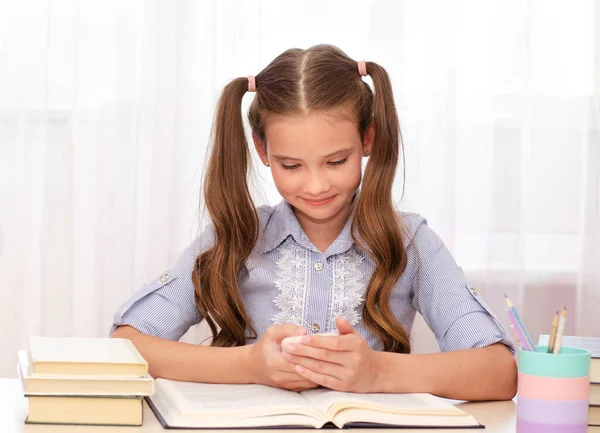 Eğitim Okul Konsepti Çocuk Masada Oturuyor Cep Telefonu Kullanıyor Gülümseyen — Stok fotoğraf