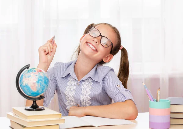 Onderwijs Schoolconcept Glimlachend Gelukkig Kind Bril Zit Aan Het Bureau — Stockfoto