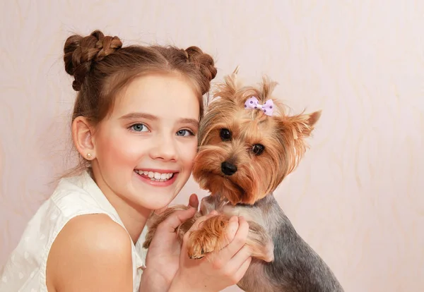 Adorable Petite Fille Souriante Enfant Preteen Tenant Jouant Avec Chien — Photo