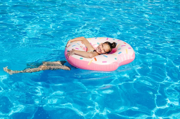 Linda Niña Sonriente Piscina Con Anillo Goma Niño Divirtiéndose Vacaciones —  Fotos de Stock