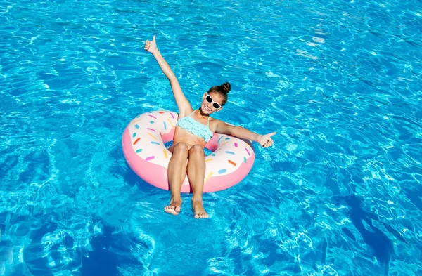 Linda Niña Sonriente Piscina Con Anillo Goma Niño Divirtiéndose Vacaciones — Foto de Stock