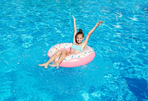 Linda Niña Sonriente Piscina Con Anillo Goma Niño Divirtiéndose Vacaciones —  Fotos de Stock