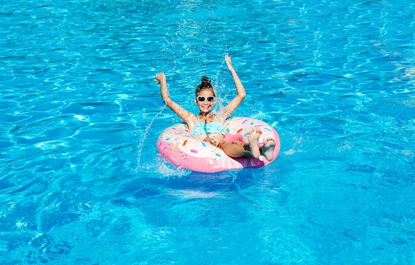 Schattig Lachend Klein Meisje Zwembad Met Rubberen Ring Kind Heeft — Stockfoto