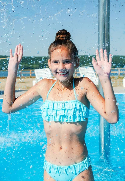 Linda Niña Sonriente Piscina Niño Divirtiéndose Vacaciones Verano Fotos De Stock