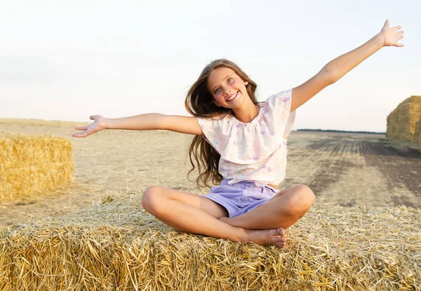 Adorable Happy Smiling Ittle Girl Child Sitting Hay Rolls Wheat — Stock Photo, Image