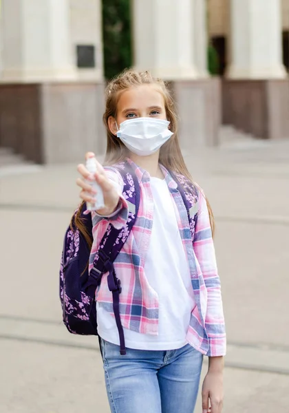 Klein Meisje Met Gezichtsmasker Ontsmettingsmiddel Onderwijsconcept Terug Naar School Covid — Stockfoto