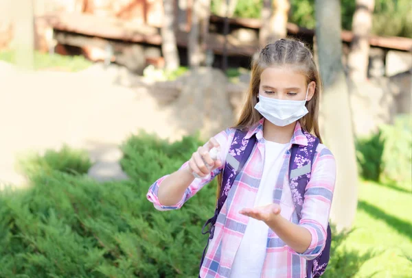 Ett Barn Med Ansiktsmask Och Rengöringsmedel Utbildningskoncept Tillbaka Till Skolan — Stockfoto