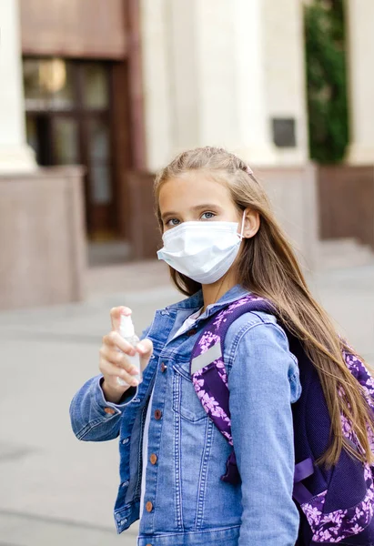 Holčička Obličejovou Maskou Dezinfekčním Prostředkem Vzdělávací Koncept Zpátky Školy Covid — Stock fotografie