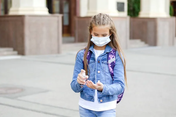 Criança Menina Com Máscara Facial Desinfetante Conceito Educação Volta Escola — Fotografia de Stock