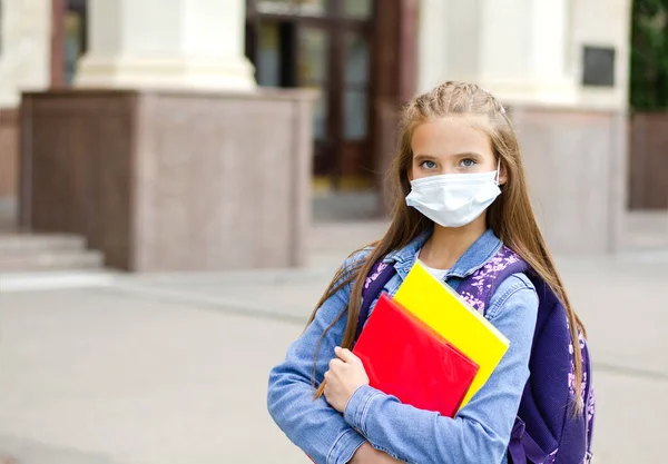 Klein Meisje Met Gezichtsmasker Rugzak Onderwijsconcept Terug Naar School Covid — Stockfoto