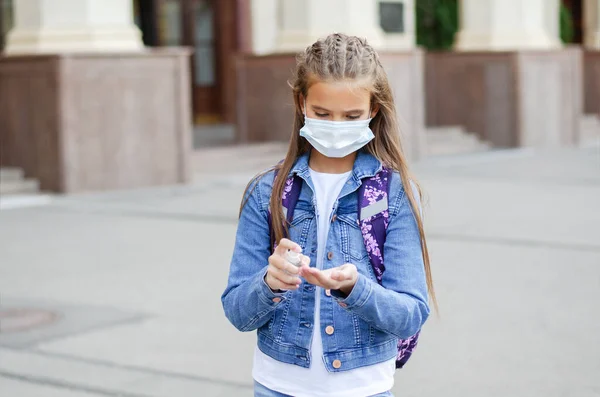 Kleines Mädchen Mit Mundschutz Und Desinfektionsmittel Bildungskonzept Zurück Zur Schule — Stockfoto