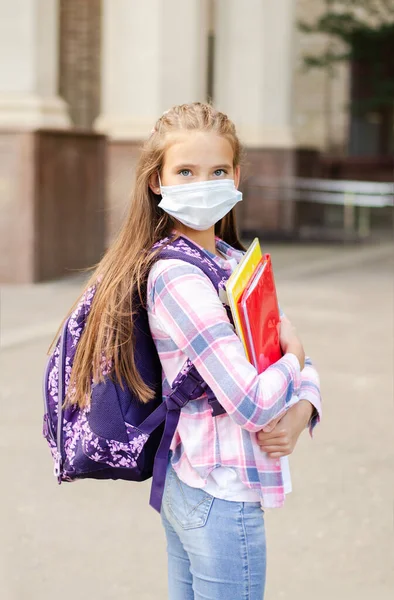 Criança Menina Com Máscara Facial Mochila Conceito Educação Volta Escola — Fotografia de Stock