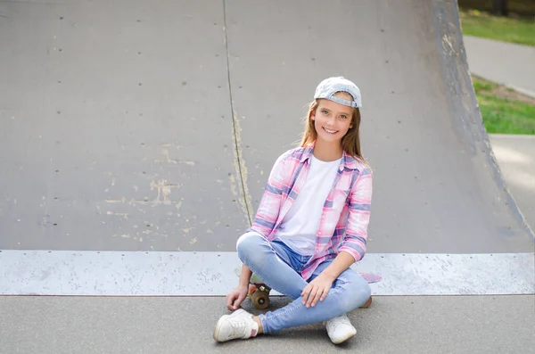 Kaykayın Üzerinde Oturan Şapkalı Küçük Tatlı Bir Kız Çocuğu Yazın — Stok fotoğraf