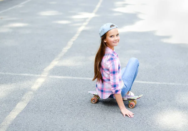 Usmívající Roztomilé Holčička Čepici Sedí Skateboardu Předpuberťáci Penny Palubě Venku — Stock fotografie