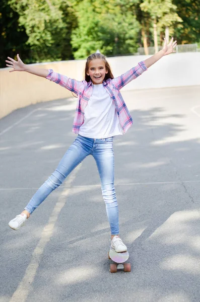 Sorrindo Feliz Bonito Menina Criança Patinação Skate Preteen Equitação Penny — Fotografia de Stock