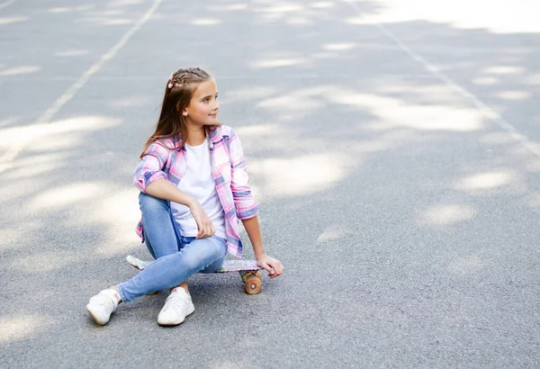 Kaykayla Oturan Sevimli Küçük Bir Kız Çocuğu Yazın Açık Havada — Stok fotoğraf