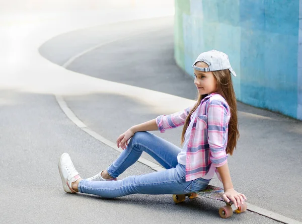 Usmívající Roztomilé Holčička Čepici Sedí Skateboardu Předpuberťáci Penny Palubě Venku — Stock fotografie