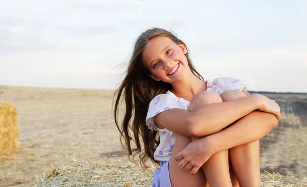 Adorável Feliz Sorrindo Criança Menina Ittle Sentado Feno Rola Campo — Fotografia de Stock