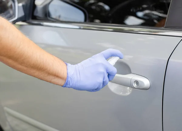 Man Sanitizing Door Handle His Car Outdoors Male Hand Protective — Stock Photo, Image
