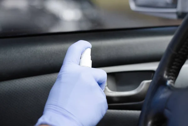 男は自分の車のサロンを消毒 保護手袋の男性の手に消毒剤を閉じます 消毒衛生とコロナウイルスの概念 — ストック写真