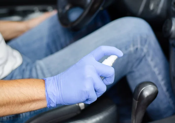 Hombre Desinfectando Salón Coche Mano Masculina Guante Protector Sosteniendo Primer — Foto de Stock