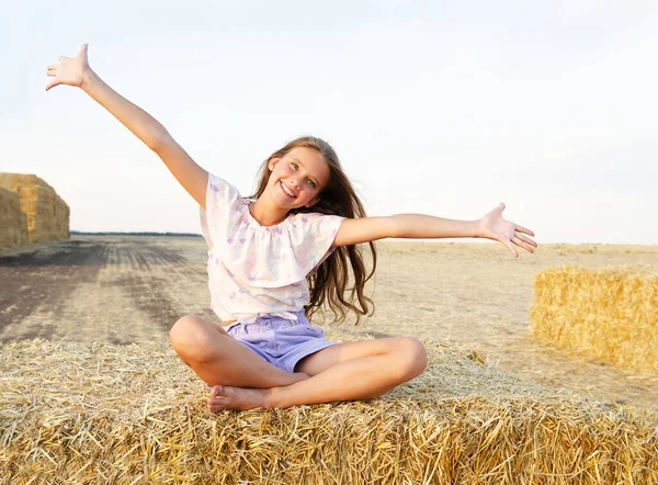 Adorable Happy Smiling Ittle Girl Child Sitting Hay Rolls Wheat — Stock Photo, Image