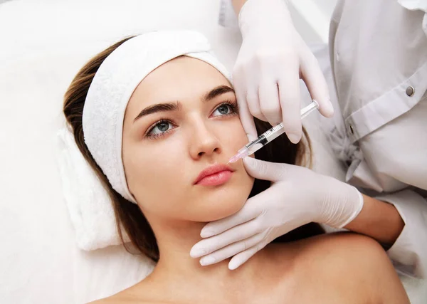 Mujer Haciéndose Cosmética Inyección Inyecciones Belleza Cosmetología Jovencita Salón Belleza — Foto de Stock