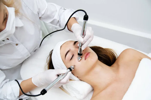 Kobieta Poddawana Ultradźwiękowym Zabiegom Kosmetycznym Centrum Medycznym Koncepcja Odmładzania Skóry — Zdjęcie stockowe