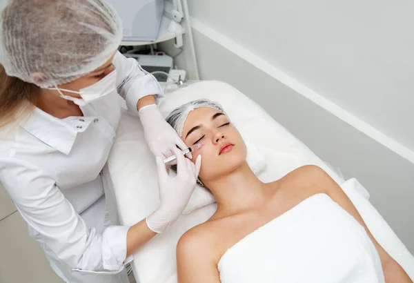 Una Donna Che Diventa Cosmetica Iniezione Iniezioni Bellezza Cosmetologia Giovane — Foto Stock