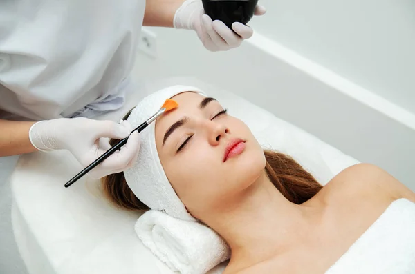 Mujer Recibiendo Tratamiento Belleza Facial Procedimiento Centro Spa Médico Concepto — Foto de Stock