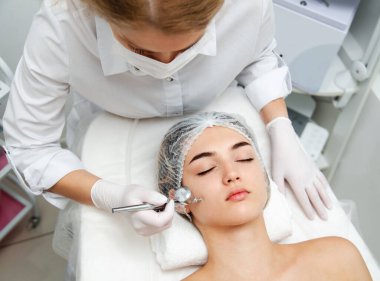 Sağlık merkezinde ultrasonla güzellik tedavisi gören bir kadın. Cilt tazeleme kavramı